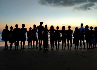 we road viaggio gruppo amici tramonto