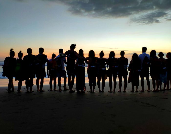 we road viaggio gruppo amici tramonto