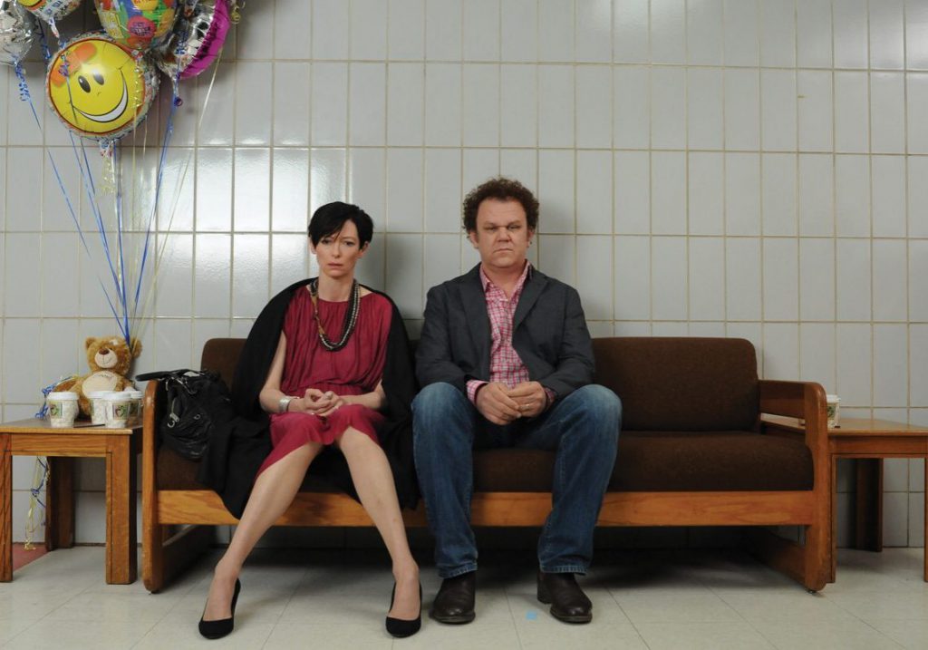 Una scena di "E ora parliamo di Kevin", con Tilda Swinton e John C. Reilly